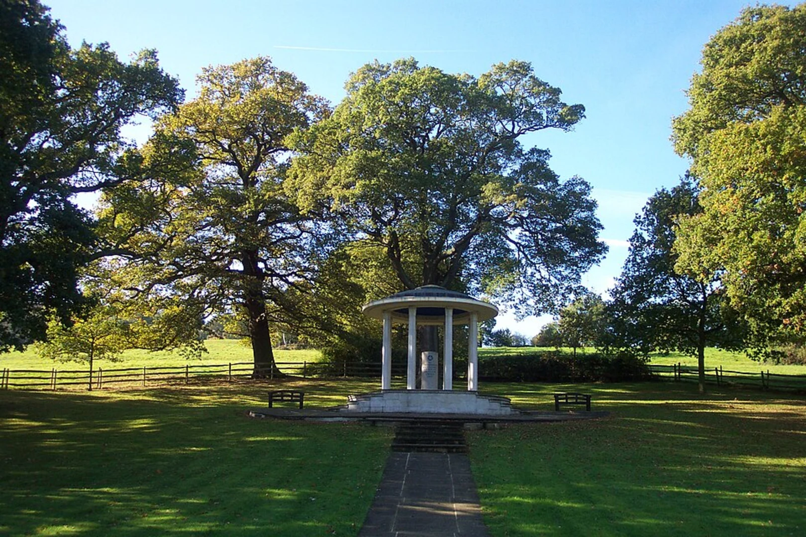 An image depicting the trail Runnymede Loop and its surrounding area.