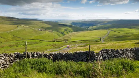 An image depicting the trail Dales Way and its surrounding area.