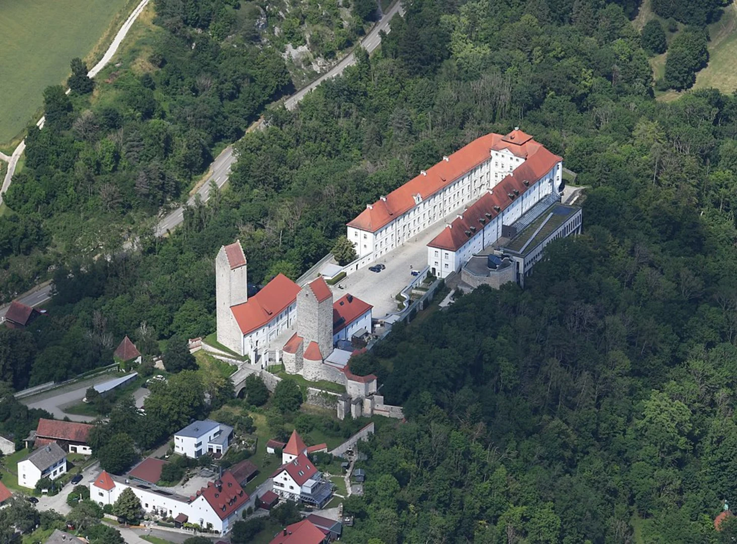 An image depicting the trail Falkenfels to Hirschberg Walk and its surrounding area.